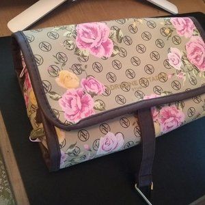 Hanging cosmetic roll bag